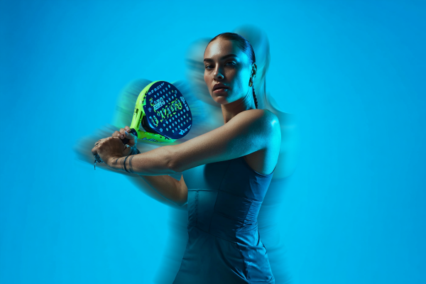 Παίκτης του M Padel κρατά ρακέτα padel