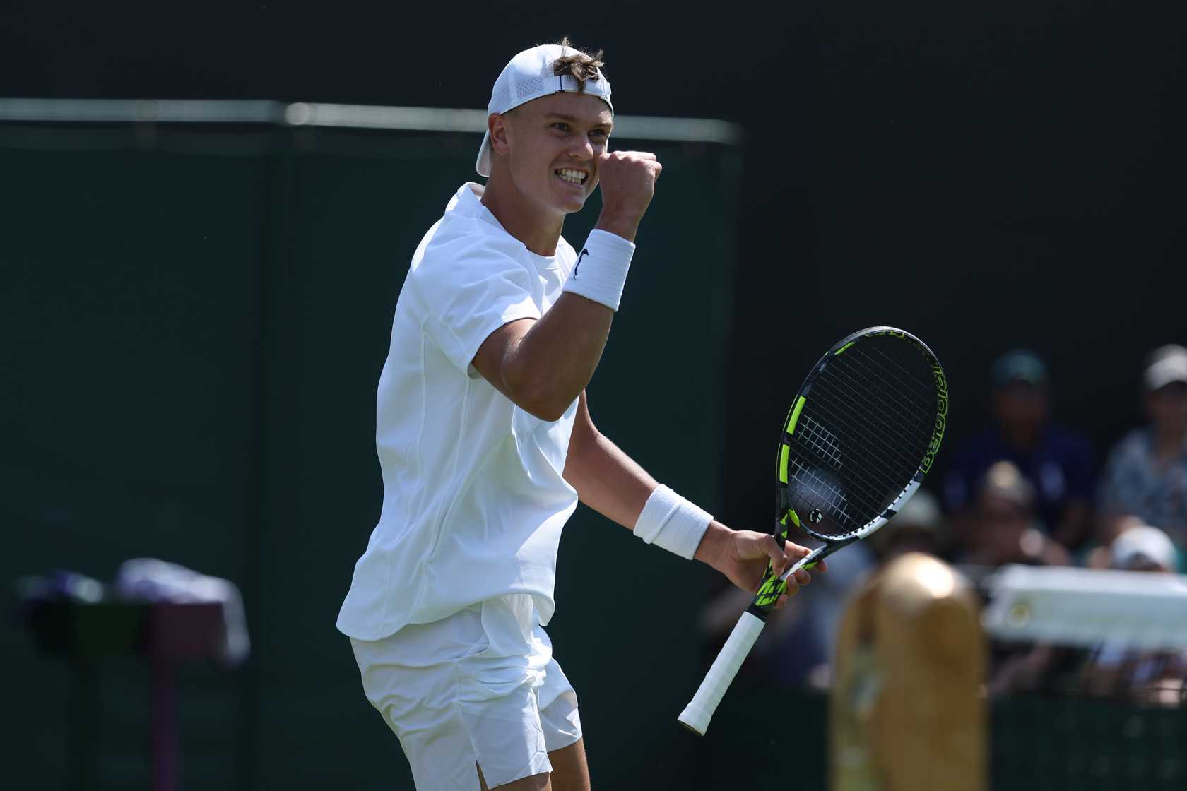 Ο Holger Rune πανηγυρίζει στο Wimbledon