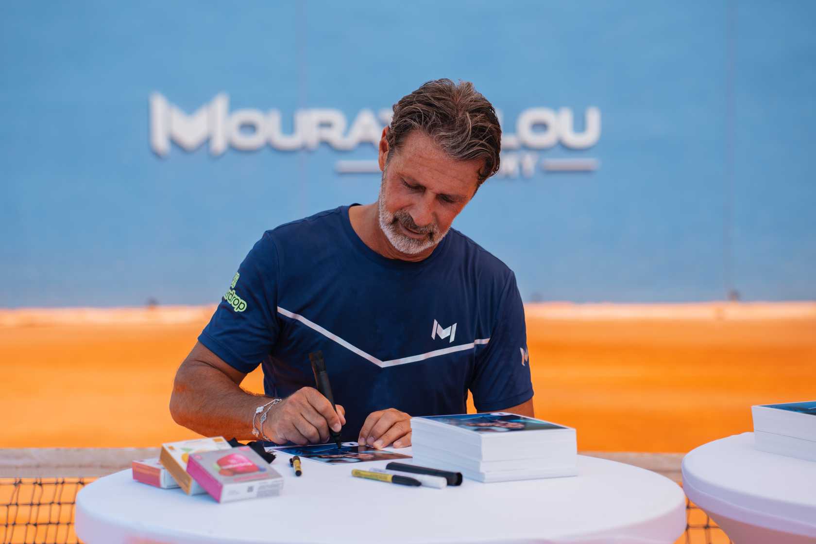 Ο Patrick Mouratoglou υπογράφει αντίτυπα του Champion Mindset