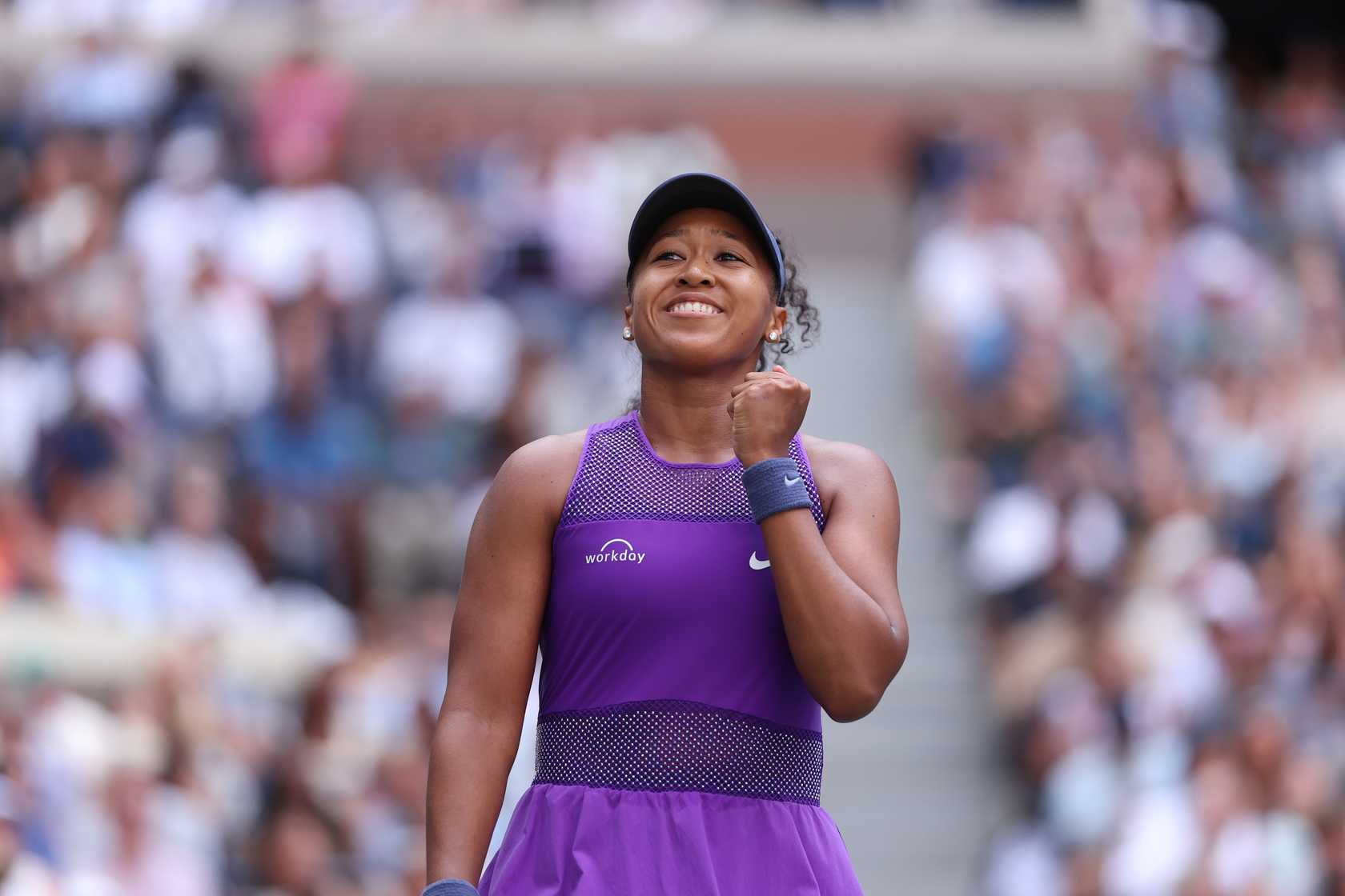 Η Naomi Osaka πανηγυρίζει στο γήπεδο