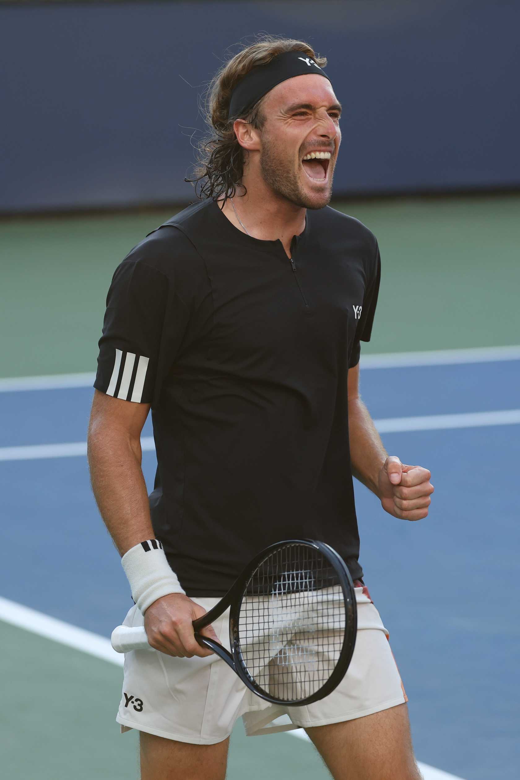 Ο Stefanos Tsitsipas πανηγυρίζει στο γήπεδο